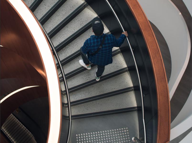 Schody kręte z perforacją dla osób niewidomych