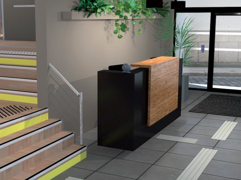 Korytarz recepcyjny z pasami dla osób niewidomych